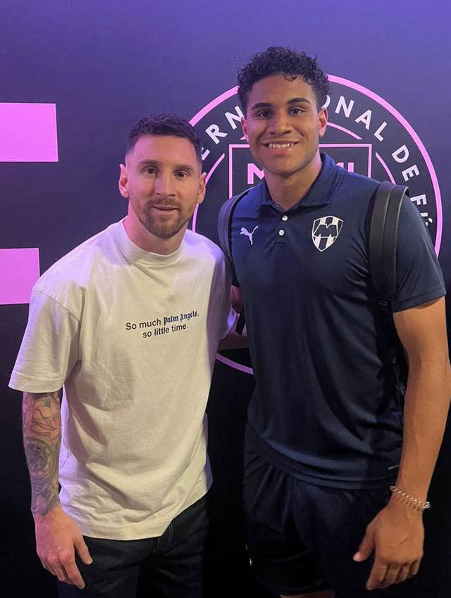 原创蒙特雷球员雇摄影师与梅西合影留念赛场时刻