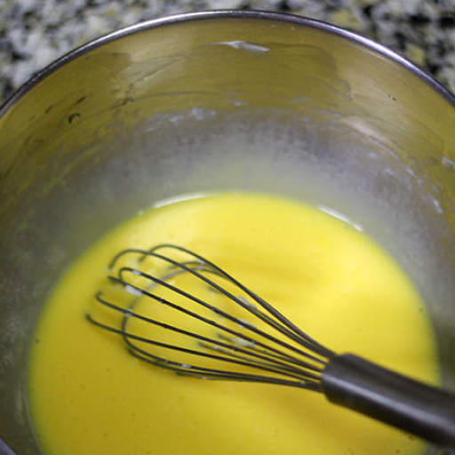 然后滴入淡蓝色食用色素,快速搅拌均匀即可湿性发泡就是提起打蛋器,是