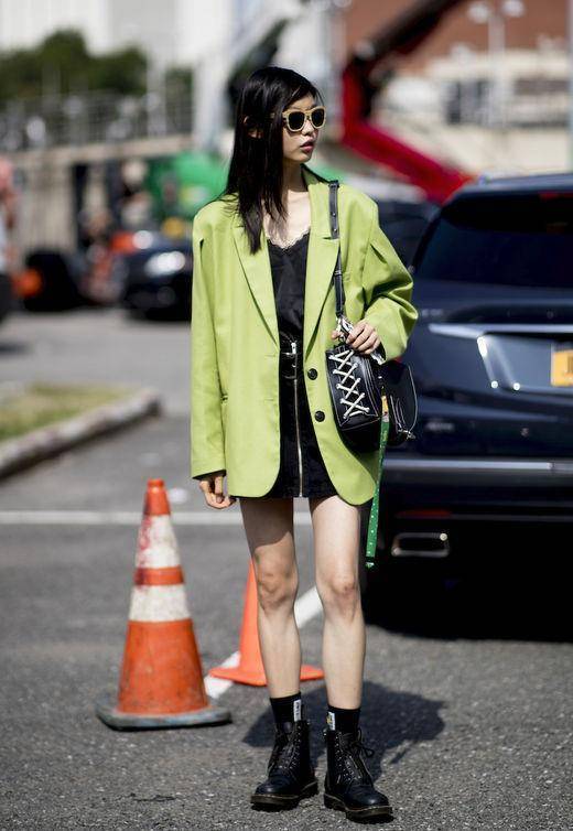 原创荧光色横行2022夏季穿搭参考街拍达人12个荧光造型贴士