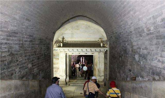 专家持枪进入康熙墓,出来后下令永久关闭,究竟为何?_清朝_盛世_地宫