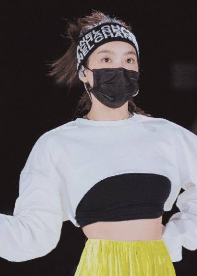 原创有一种大胆叫宋茜上衣比内搭还短上10cm小细腰让人羡慕不来