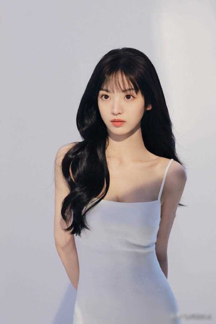 田曦薇白皙细腻宛如凝脂