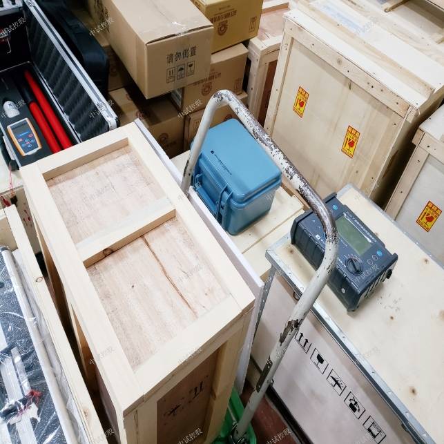 5,cn标准电容输入插座6,cx试品输入插座7,触摸显示屏8,接地接线柱9,es