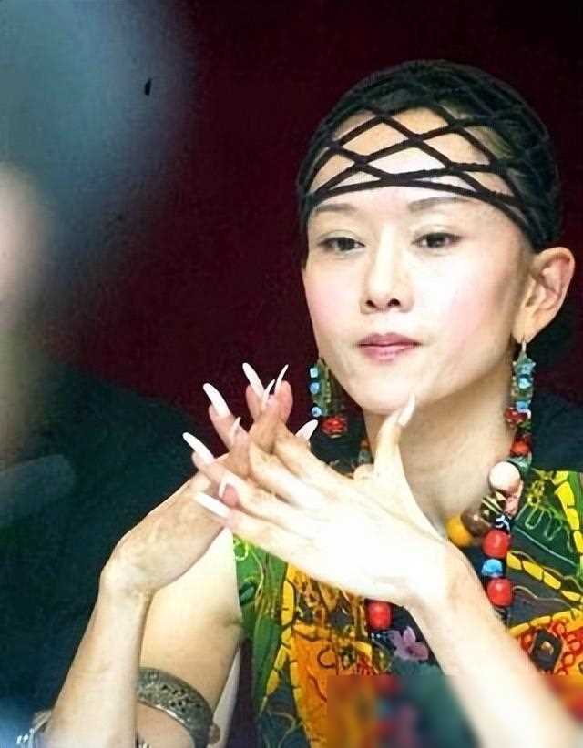 原创杨丽萍仙气全无指甲也剪了常年吃花瓣水今62岁拄拐杖出行