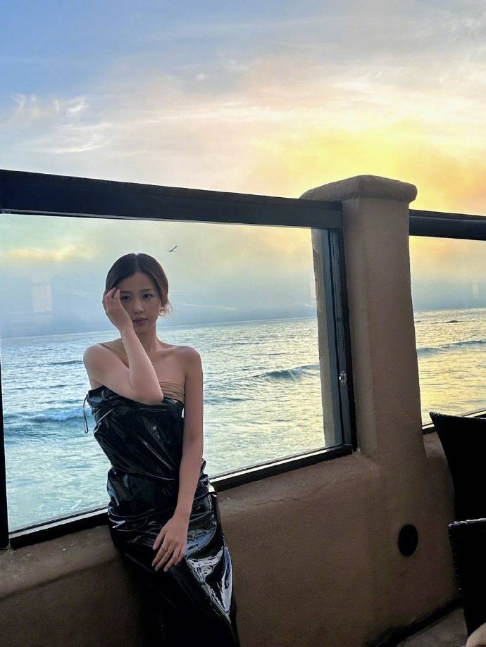 原创宋妍霏和程潇优雅浪漫的吊带裙不如虞书欣甜辣时尚又迷人