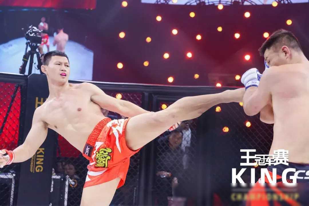 夏玲杰与高诗超激战四回合一致判定取胜,展现出了精湛的技术和出色的