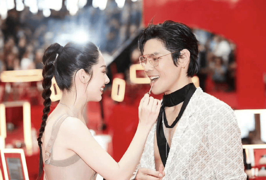 向佐坦然面对郭碧婷老公标签