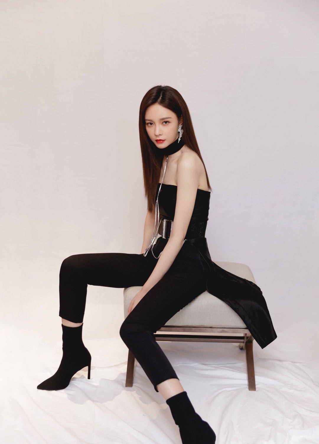 原创沈梦辰黑色单品搭配高跟鞋精致时尚帅气圈粉