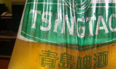 原创为什么青岛的市民都喜欢用塑料袋装啤酒呢这样啤酒会更好喝吗