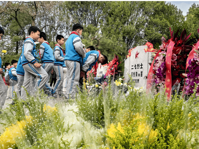 北京市丰台区长辛店第七小学开展二七烈士墓祭扫活动
