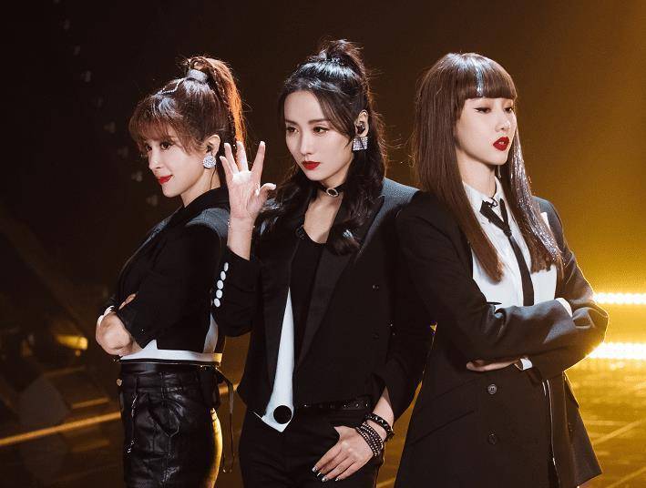 金巧巧,吕一,弦子这三位姐姐的舞台就是《a级娱乐》了,姐姐们在舞台上