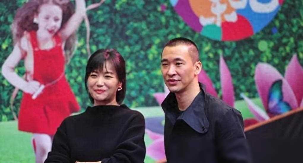 徐静蕾男友罕见露面洒一波狗粮书法蹿红引关注