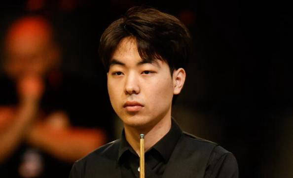 刘宏宇对阵排名赛10冠王吉米·怀特,前九局过后,刘宏宇以单杆135分