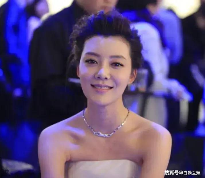 原创成龙做媒她闪婚富豪闪离后拒绝3亿分手费如今41岁孤身一人