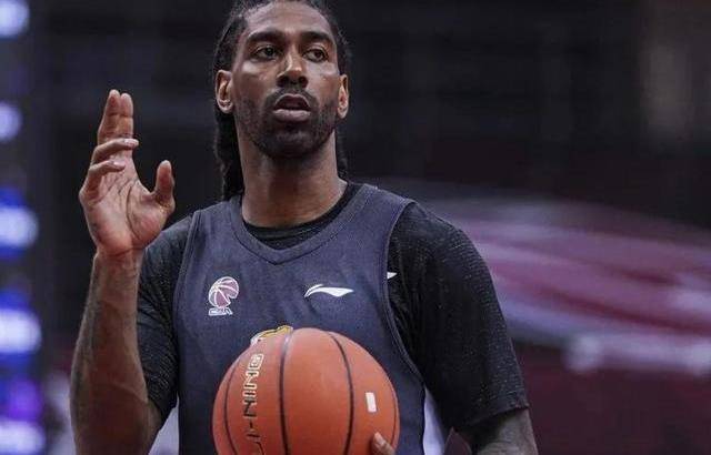 就有两位非常有名的教练,一位是在cba一直担任主教练的吴青龙,已经回