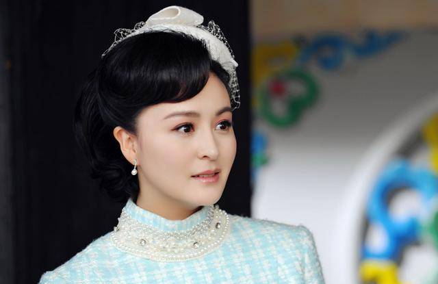 在她的帮助下,17岁的戴娇倩还出演了人生第一部剧花季雨季》.