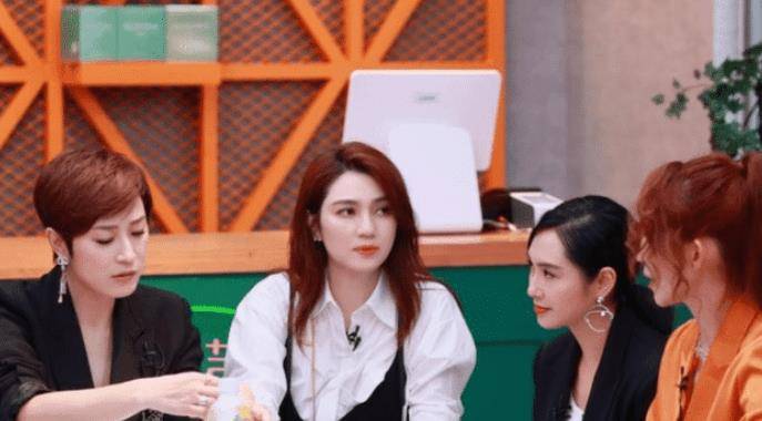 粉丝偶遇蔡少芬夫妇与洪欣陈法蓉一同吃河粉感情真好