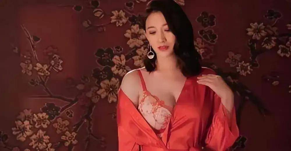 原创李小冉内衣代言够狂野吗网友大呼姐姐的腿是夺命的刀