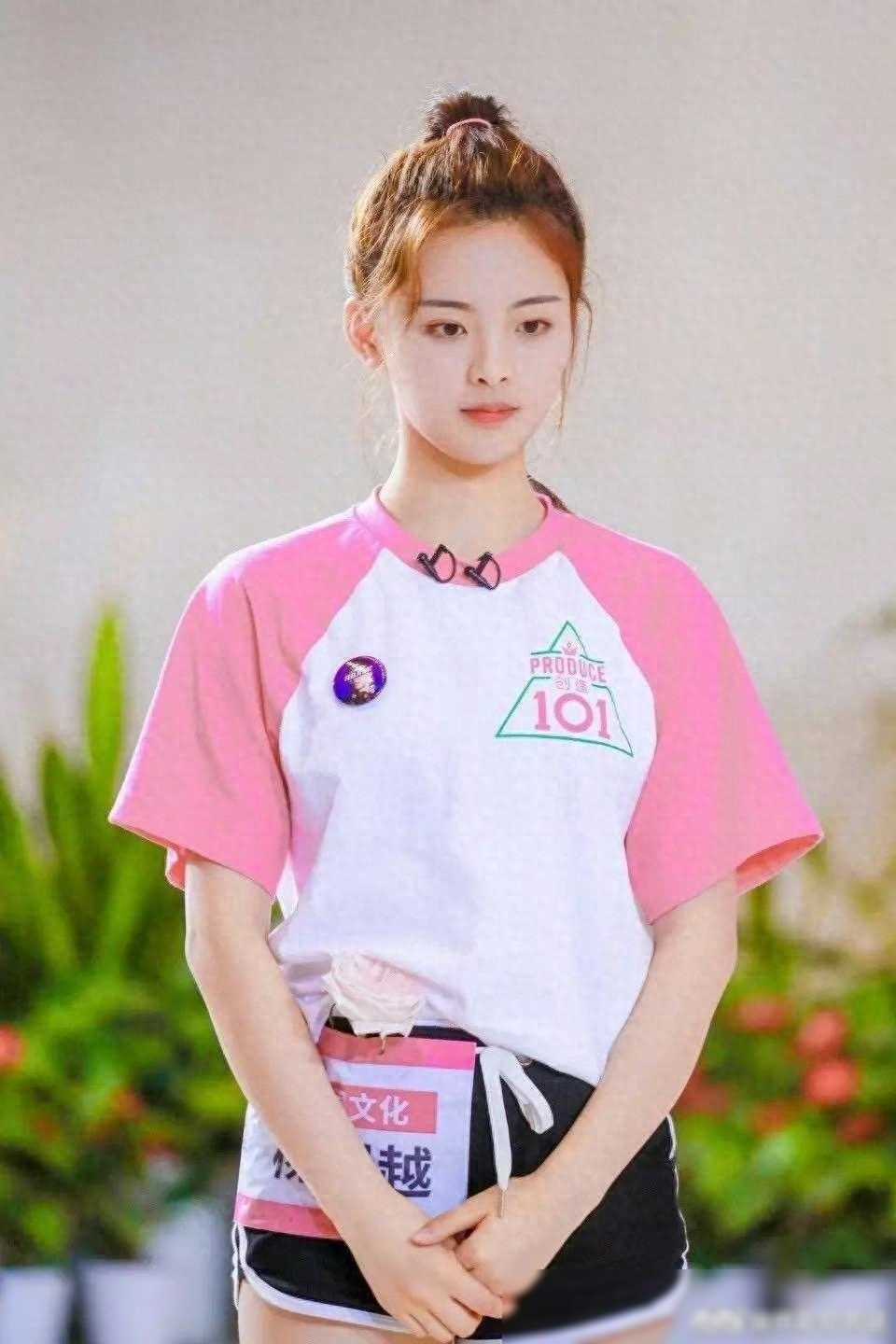 说起杨超越,大家可能还停留在她参加《创造营101》时的印象:搞笑,实力