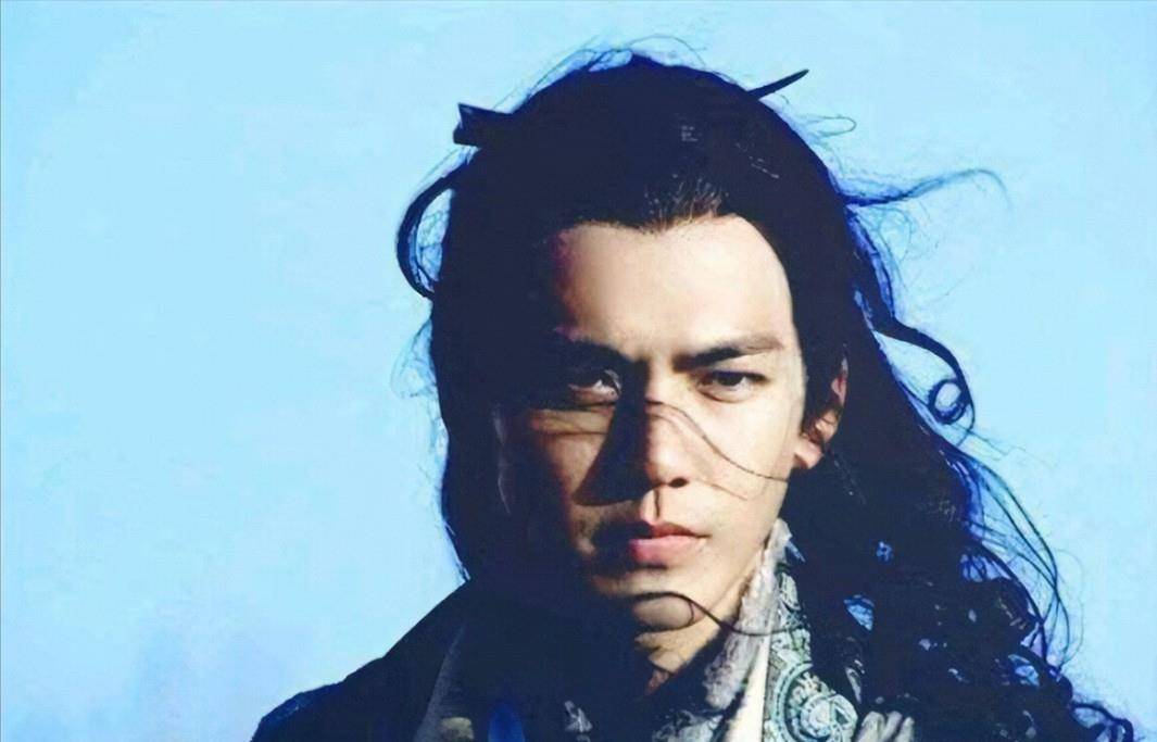 人物设定是22岁,6岁的年龄差,他凭借着年轻时候的胶原蛋白消于无形