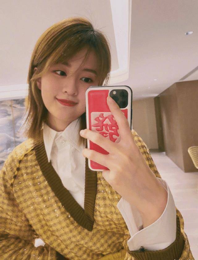 乔欣自拍不用美颜滤镜,直接用原相机拍腿,看到镜子中她,腿长真实