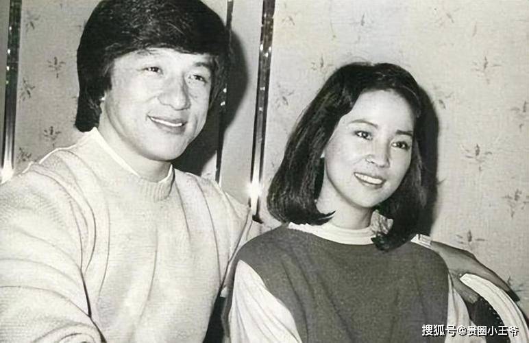 为爱妻庆生,穿情侣装也难掩老态,真是岁月不饶人_成龙前_林凤娇_妻子