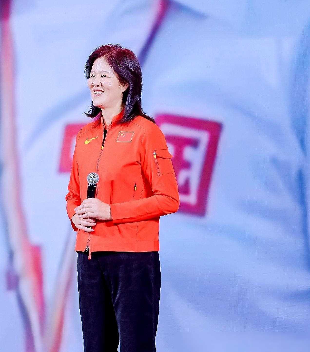 女排传奇郎平回国参加活动,发福更显年轻风采_中国__