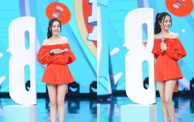 迪丽热巴真惊艳,穿斜边裙用手扯也难掩"莲藕腿",白