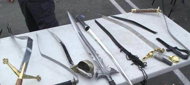 原创老外复原中国古代四棱锏威力骇人刺穿生猪瞬间将西洋剑打弯