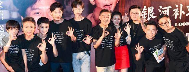 邓超公开亲吻母亲超妈既害羞又紧张母子牵手走红毯太温馨