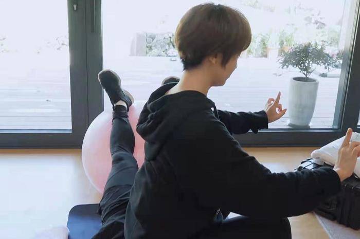 吴京忘了在录节目和老婆做亲密小动作谢楠后知后觉急忙改正