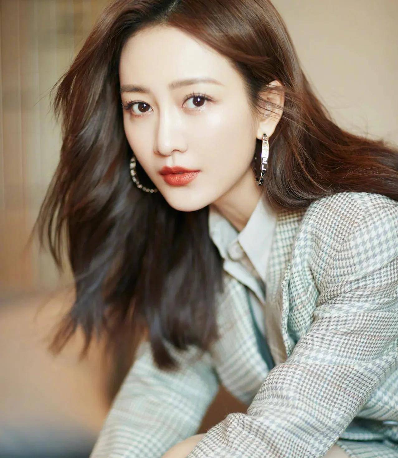 "玫瑰美人"王鸥红色时尚裙尽显艳丽本色,身材高挑,像美神降临