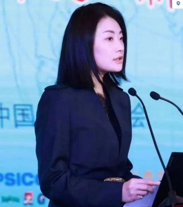 宗馥莉上海罕见公开露面:送别父亲后首次出席活动,人_