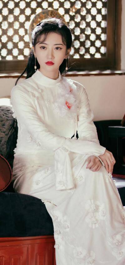 司藤白色旗袍照片图片
