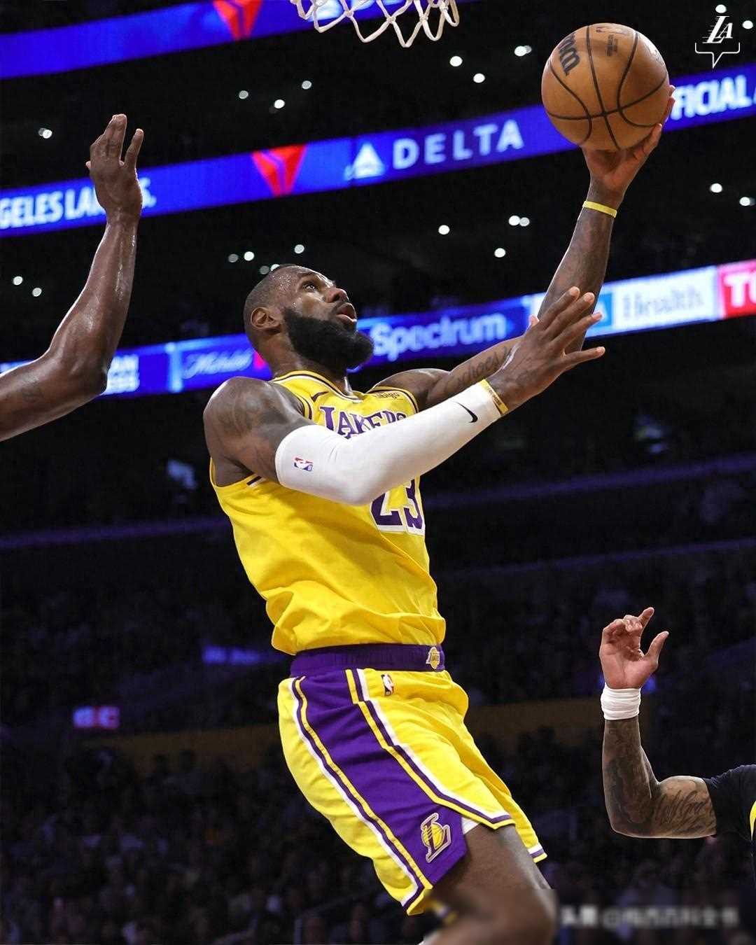 在比赛中,有一次詹姆斯持球快攻时几乎被保罗采取废人动作铲倒,裁判却