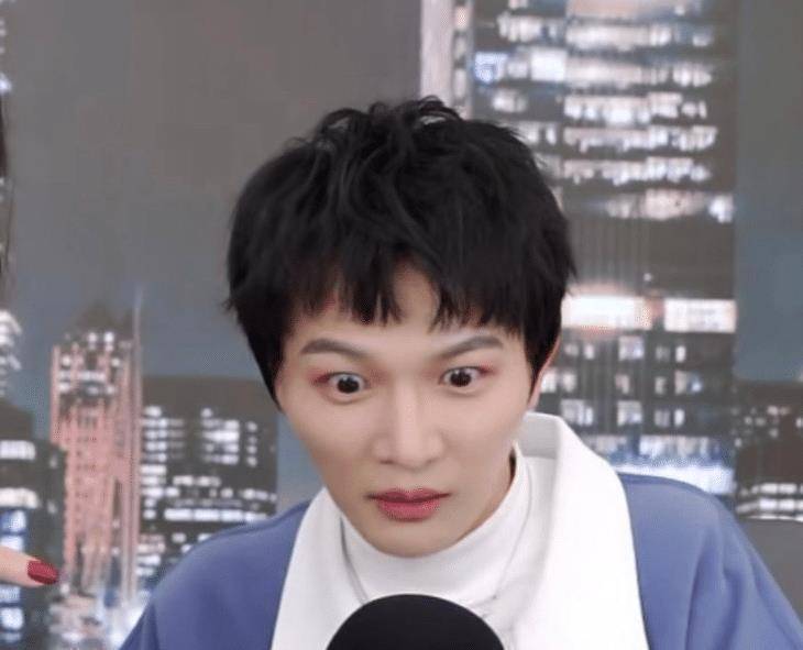 周深直播秀高音,震破高脚杯吓出表情包,反应实在出乎意料