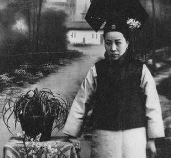 作为一名奶妈,原本的本分就是为溥仪提供母乳,但是王焦氏却将母亲的