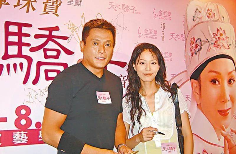 56岁知名港星实惨,餐厅倒闭,老婆跟人跑,却得不到网友同情_滕丽名