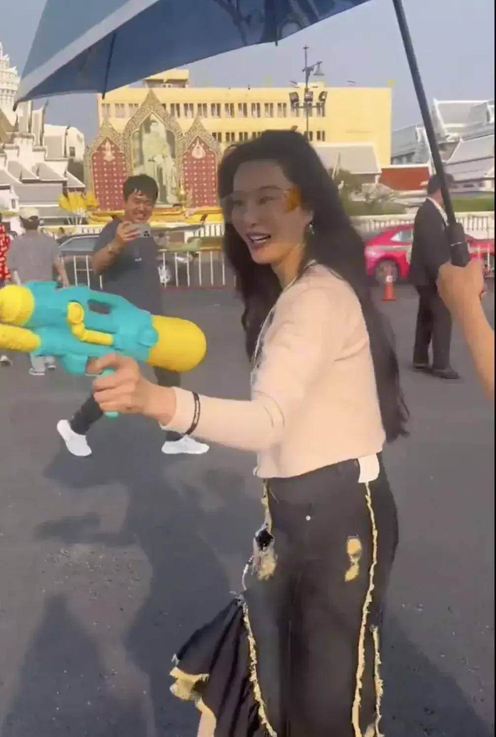 她的写真照曝光,颜值依旧那么让人印象深刻.你喜欢范冰冰吗?