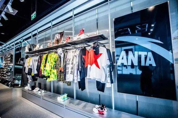 安踏2023年营收623亿超耐克100亿晋江鞋王一年狂赚102亿