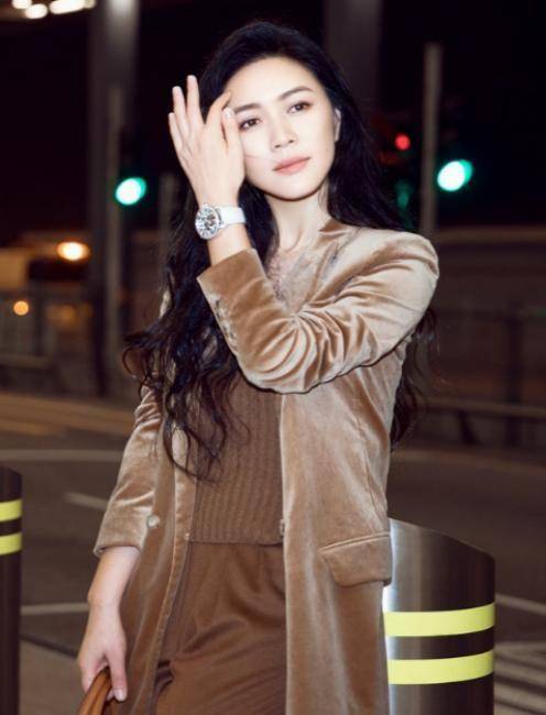 她是陆毅苦追4年的女人,豪门老公狱中病逝,如今与女儿复出捞金_田海蓉