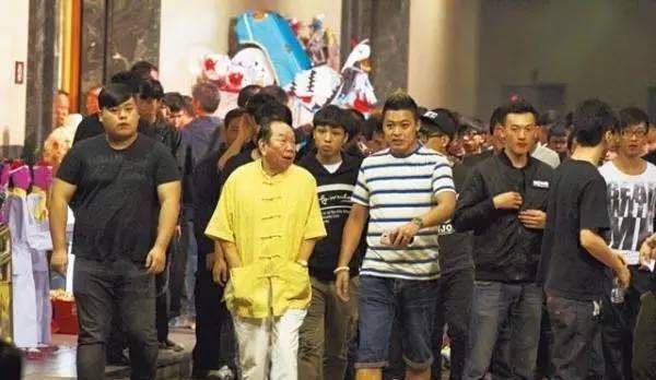 原创他绰号刀疤黄踢爆14k场馆并勒索10万港币打得对方报警