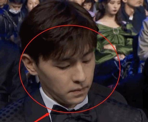 原创邓伦金晨分手四年后首同框女方获奖男方表情冷静宛若陌生人