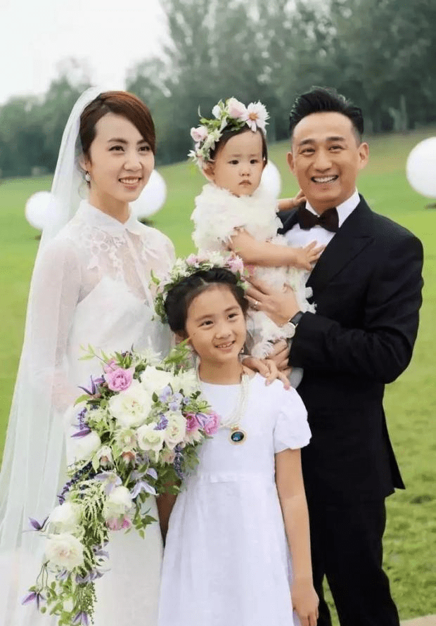 结婚两年后就有了大女儿黄忆慈.