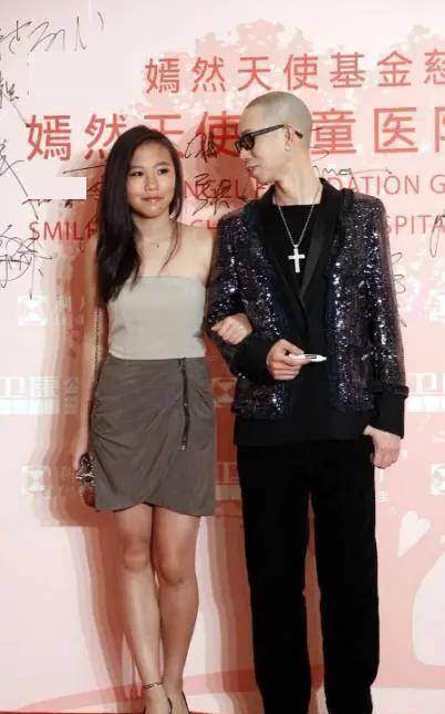 原创窦靖童新造型配上拼色抹胸裙女人味十足脚脖子上的文身更抢镜