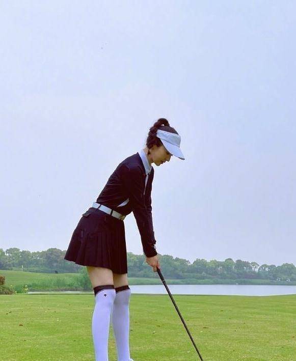 董璇穿百褶短裙打高尔夫球,整个人的形象像辣妹,打球时是真抢镜_运动
