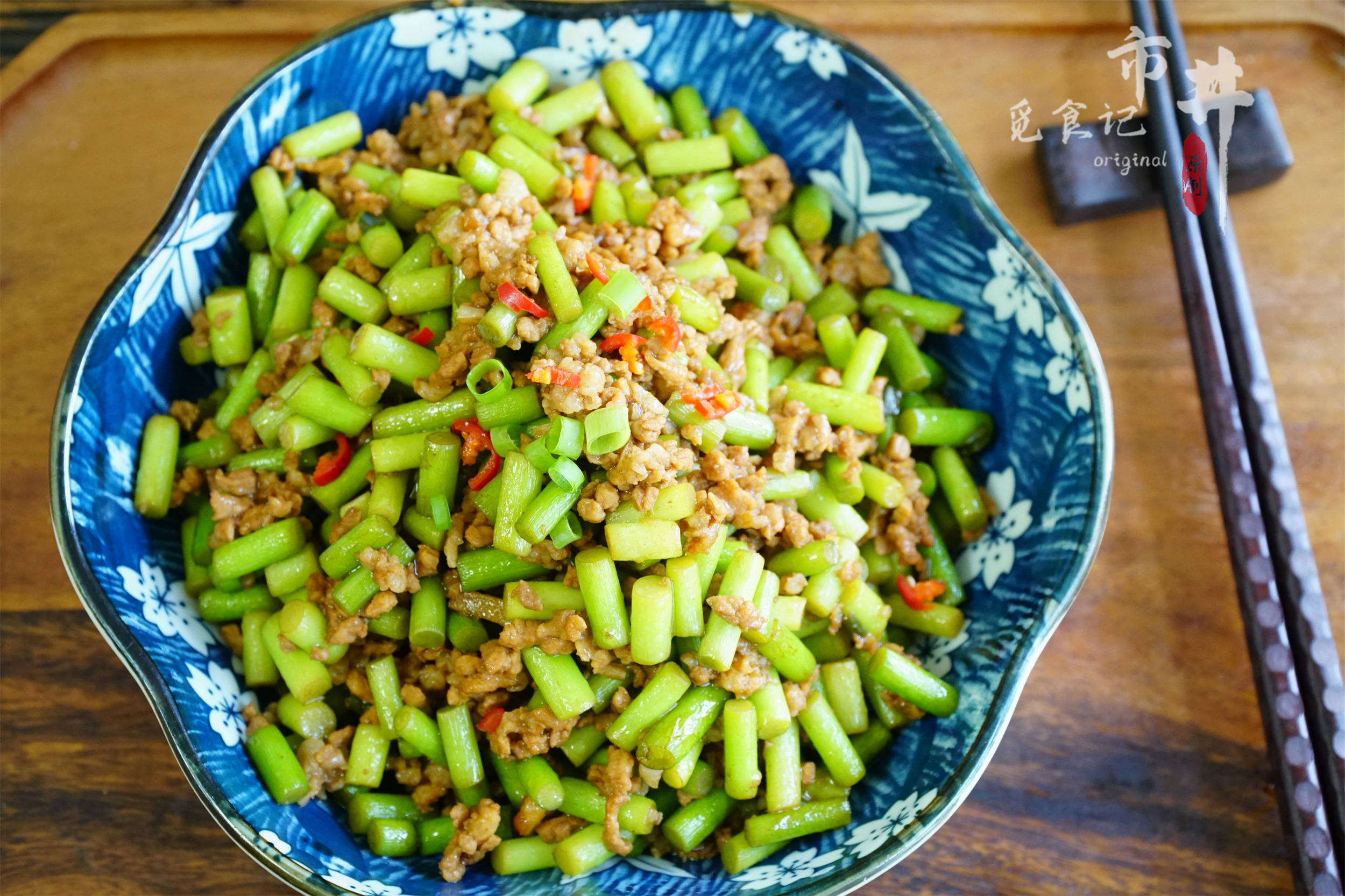 原创四月蒜苔正当鲜这样炒鲜香味美简单省事拌上米饭根本不够吃