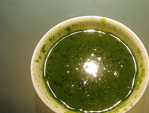 将调匀之菠菜蛋白,慢慢倒入漏勺内,再滴入汤内,使其成为颗粒状或是