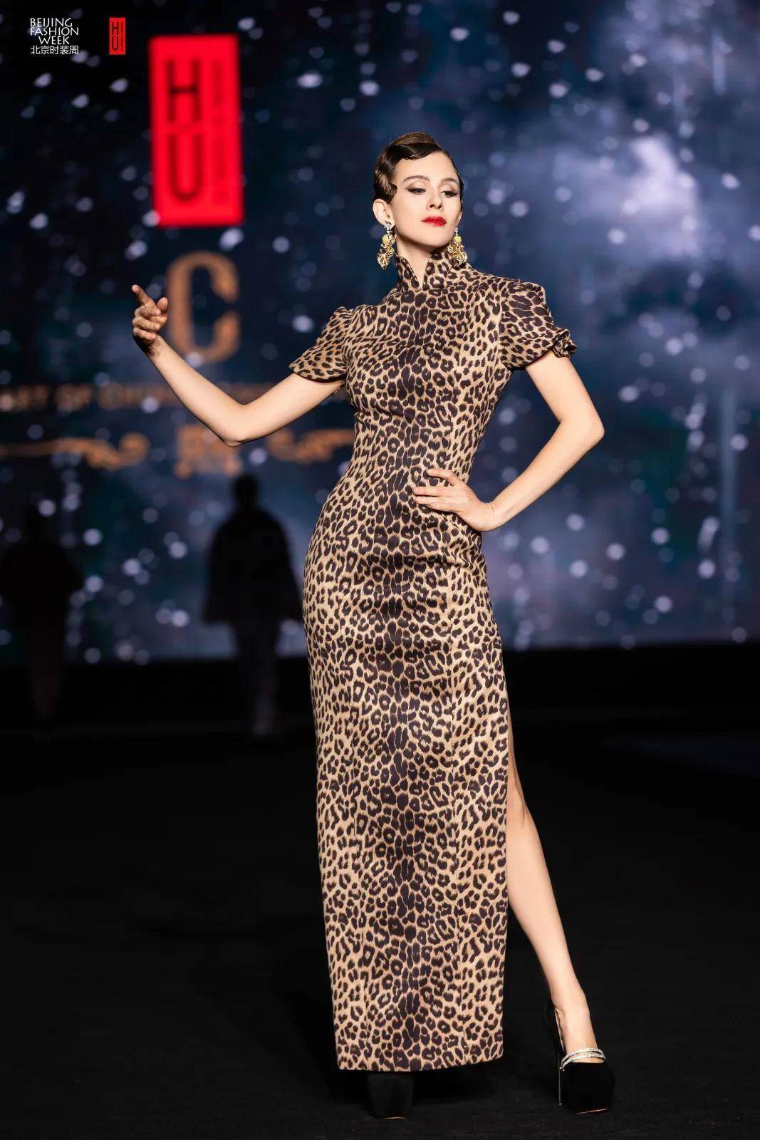 提供全民时尚的情绪价值设计师胡社光的新中式高定旗袍作品再次证明了