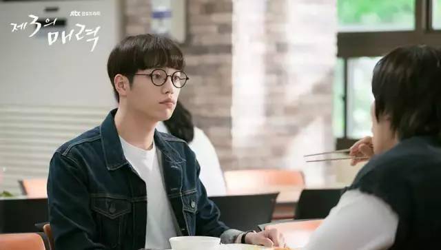 20岁的俊英是一名化学系的大学生,生活无忧,学习优异,循规蹈矩,按部就